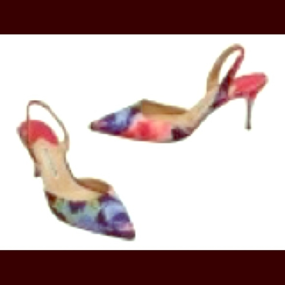 Manolo Blahnik floral-print satin pump.